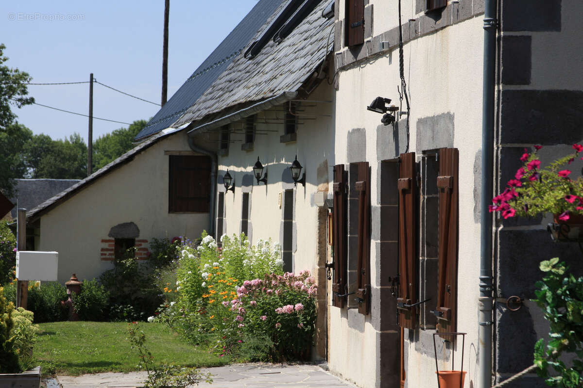 Maison à SAINT-SAUVES-D'AUVERGNE