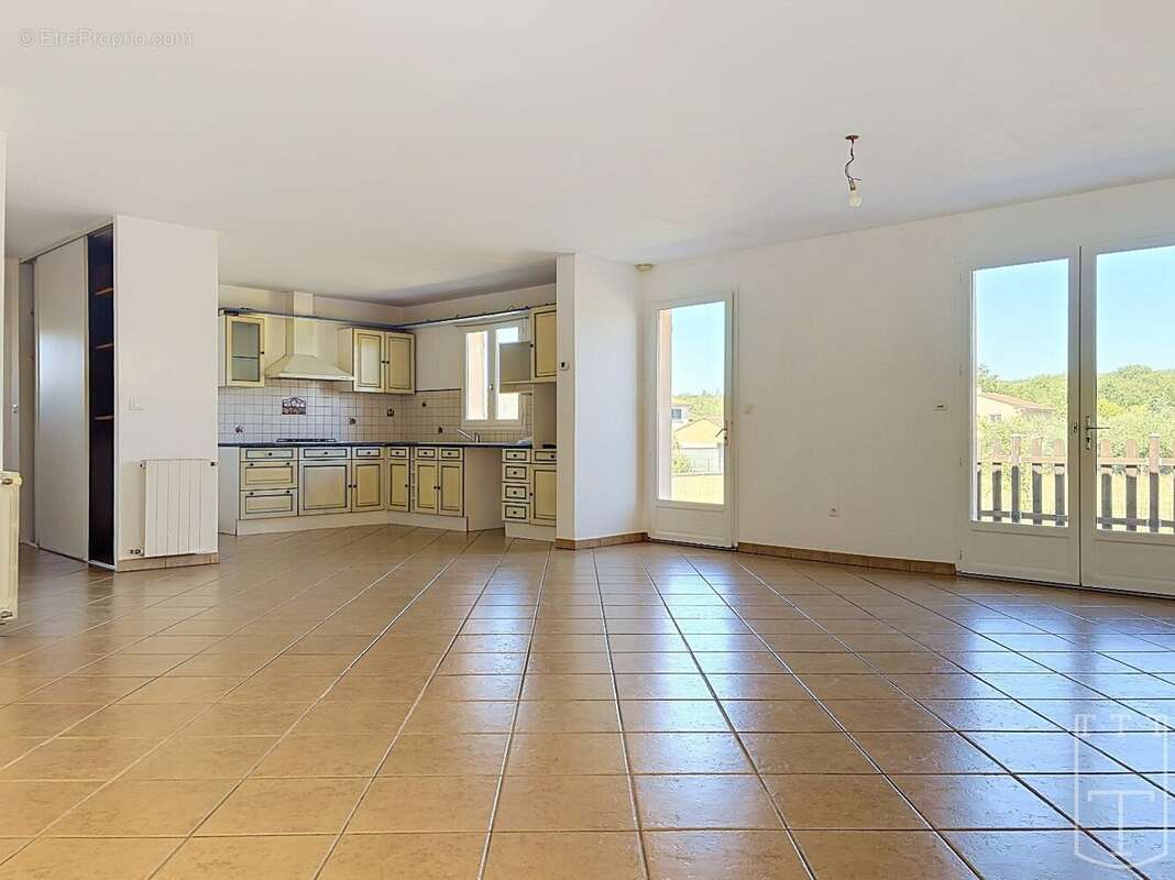 Proche centre RUOMS - Villa 3 chambres - 2 terrasses - photo 13