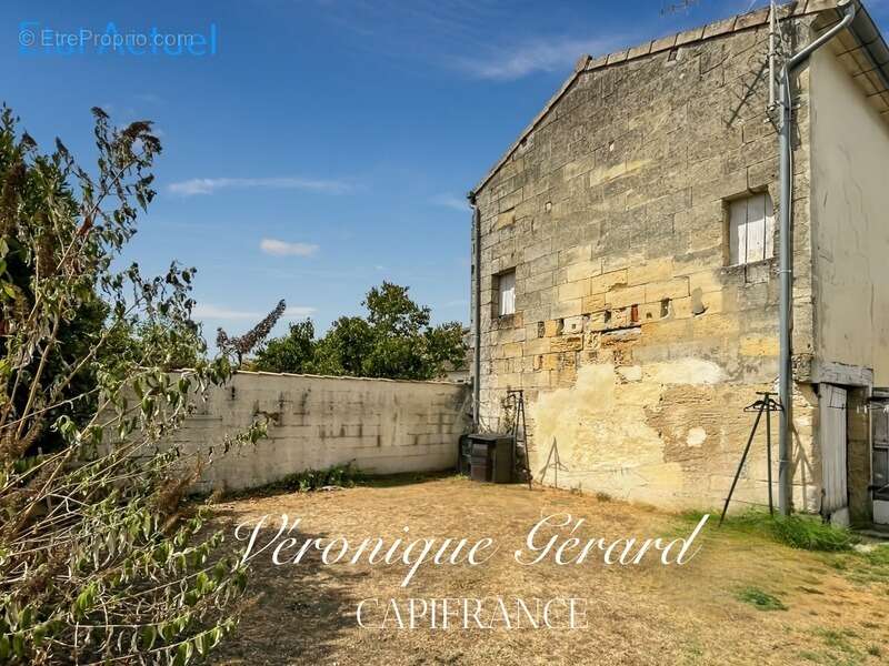 Maison à SAINT-MEDARD-DE-GUIZIERES