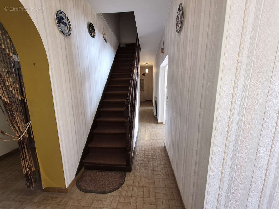 Maison avec dépendance et 2000 m2 terrain - photo 2