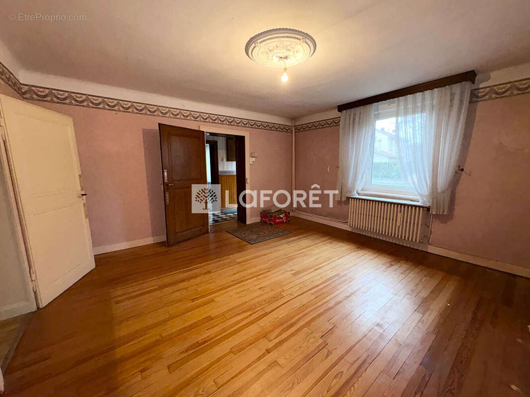 Maison à AY-SUR-MOSELLE