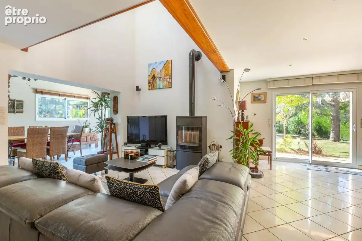 Maison de 8 pièces de 178 m² à La Tour-de-Salvagny - photo 7