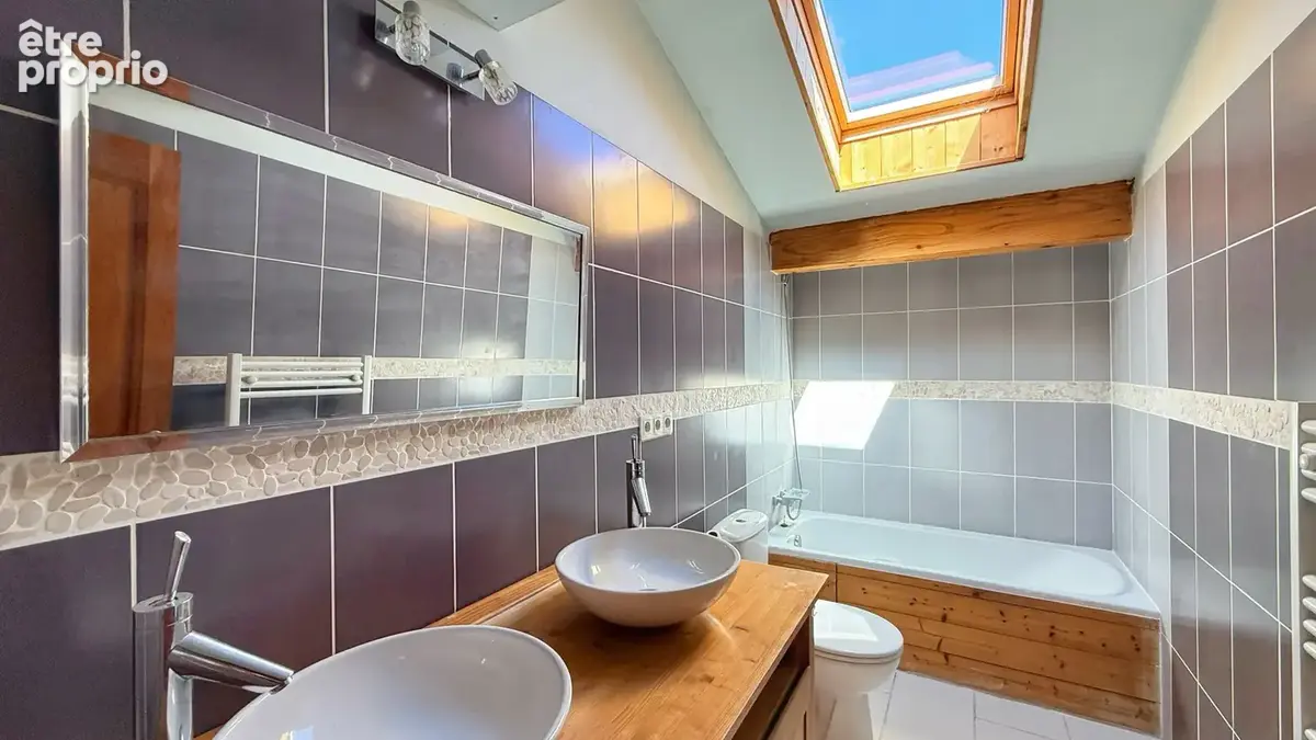 TULLINS, Maison de village 75 m2 + dépendance - photo 4