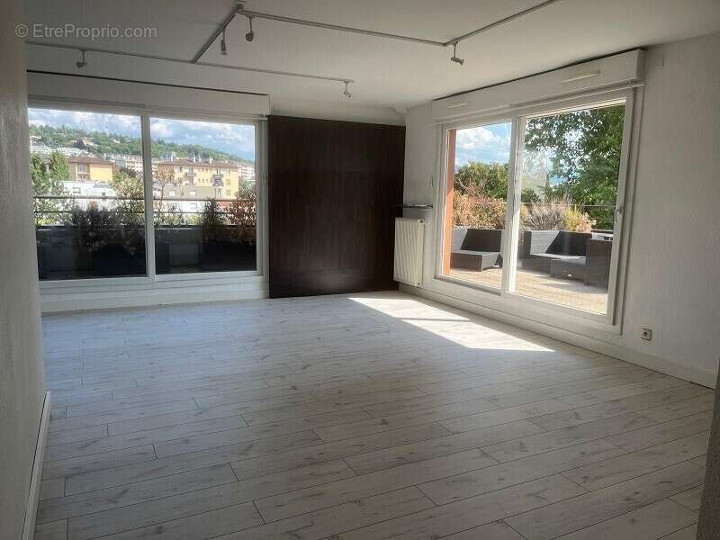 T4 en attique à Annemasse Salon - Appartement à ANNEMASSE