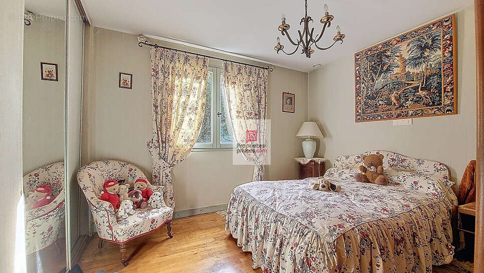 Maison à SAINT-PIERRE-DE-CHIGNAC