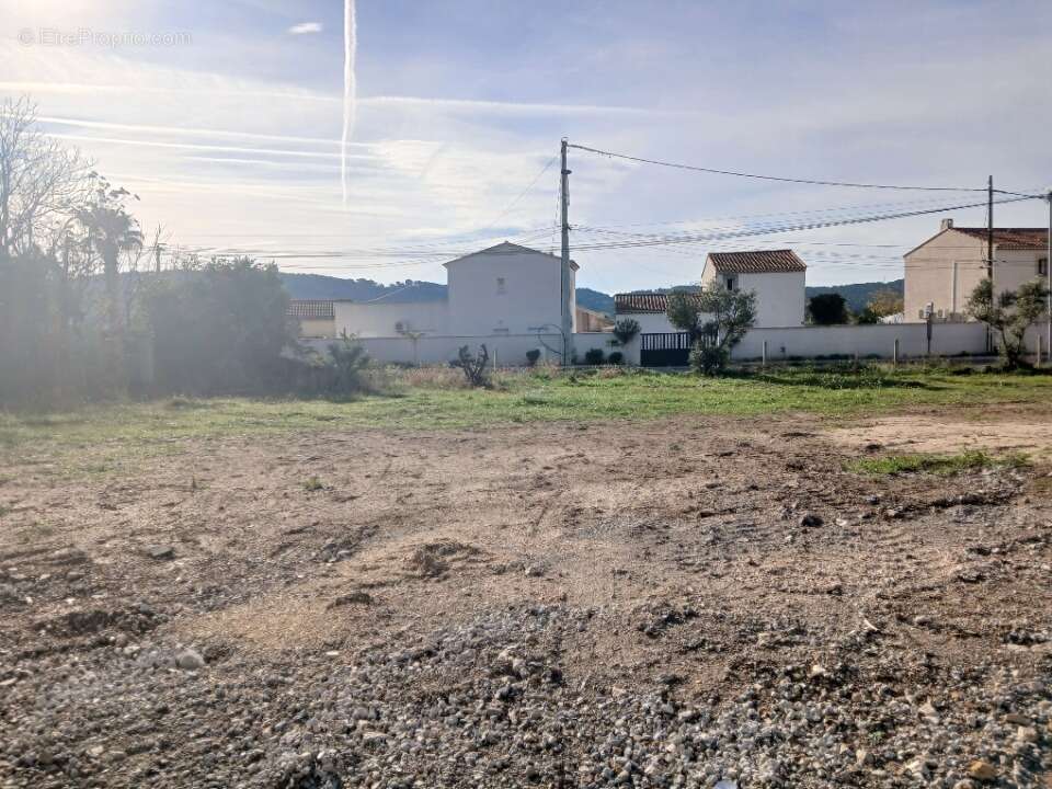 Terrain à LA FARE-LES-OLIVIERS