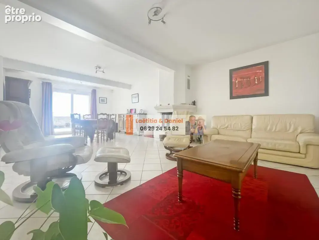À 3 minutes de Verneuil-sur-Avre, cette maison de 140 m² vous séduira par ses beaux volumes, son terrain clos et arboré de 2 500 - photo 6