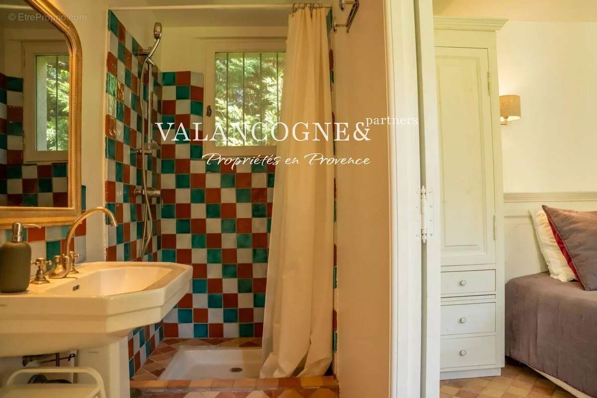 Mas Provençal de Charme avec Piscine et Tennis à Vendre - photo 22