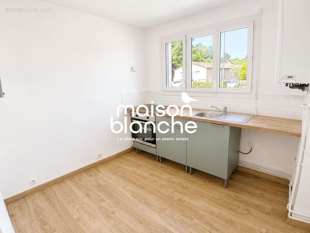 Appartement 57 m² à Parthenay  - photo 4