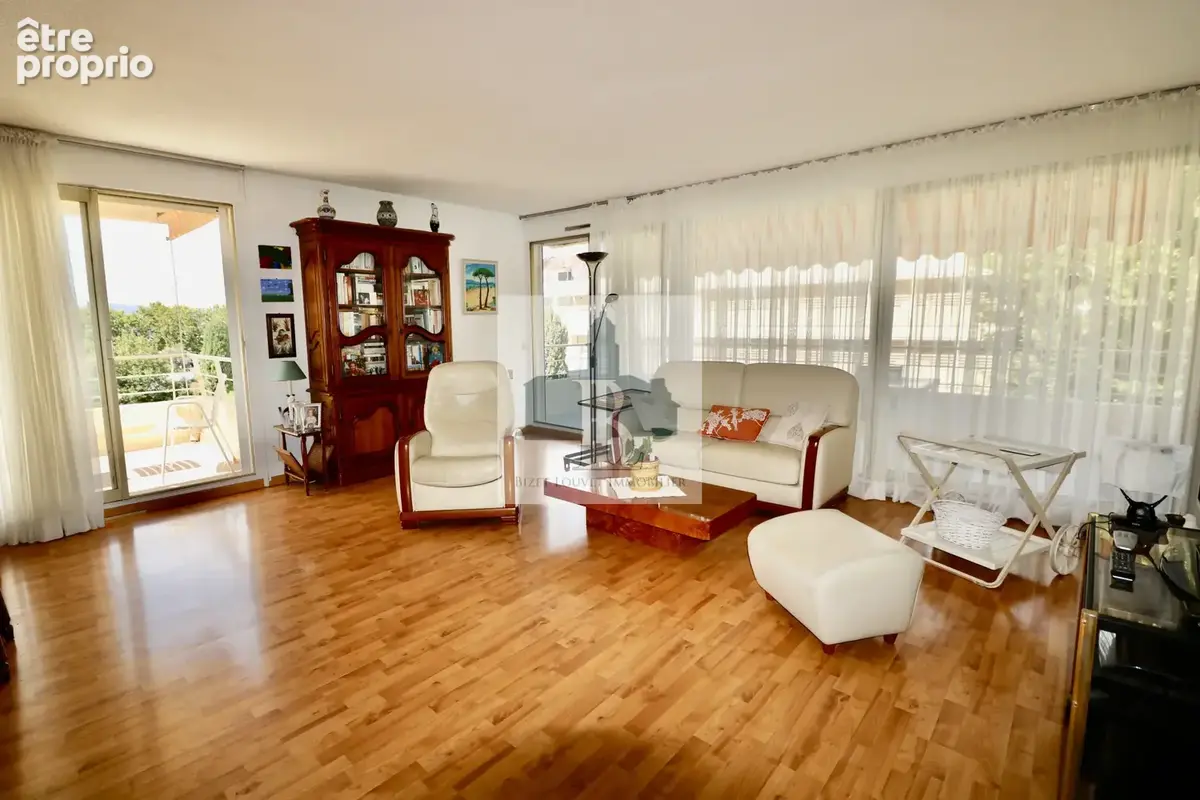 Rare à Saint-Tropez - Emplacement d'exception pour cet appartement avec terrasses et garage, piscine - photo 4