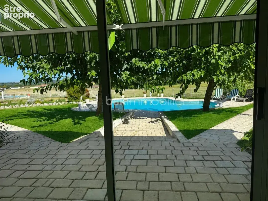 Découvrez la sérénité dans une spacieuse propriété avec piscine, à proximité des commodités ! - photo 8