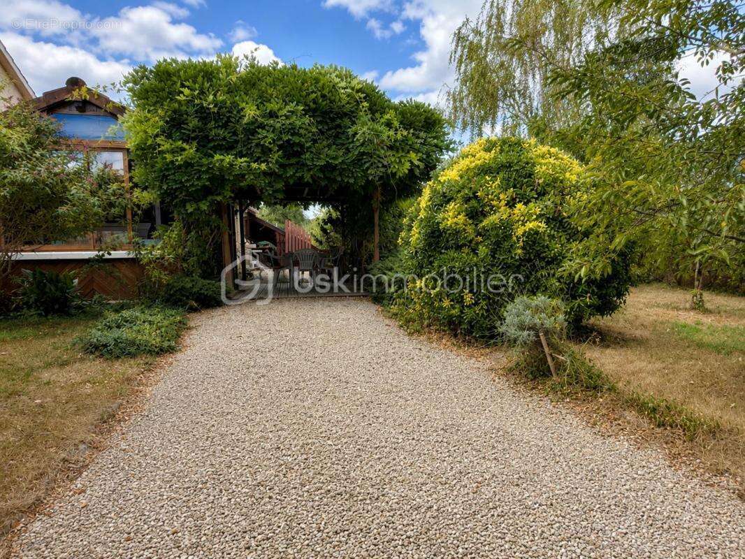 Maison avec véranda sur terrain constructible de 1216m2 - photo 4
