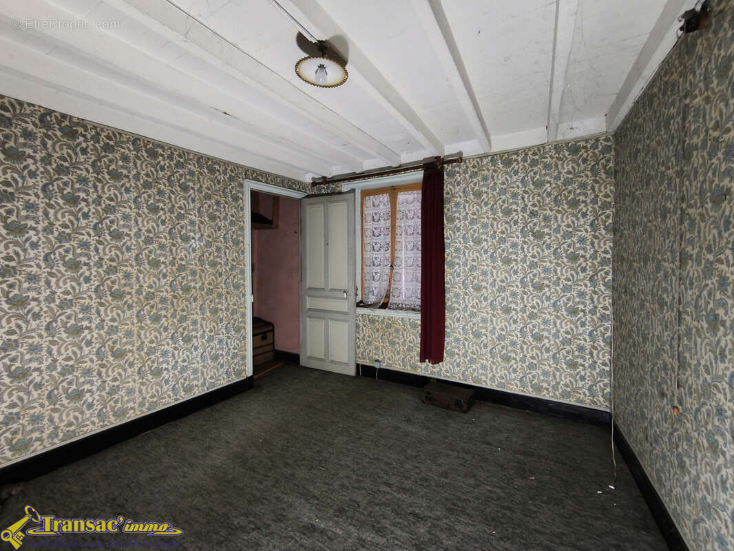 À Escoutoux, ensemble immobilier comprenant 2 maisons à rénover avec terrain. - photo 11