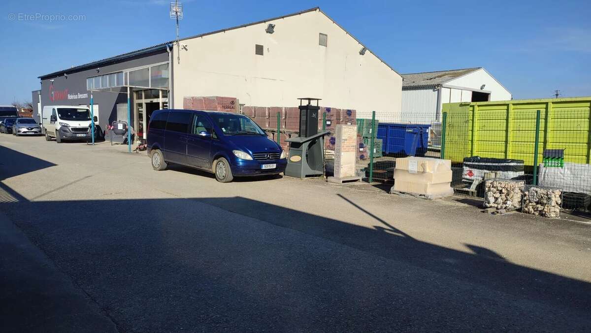 Commerce à MONTREVEL-EN-BRESSE