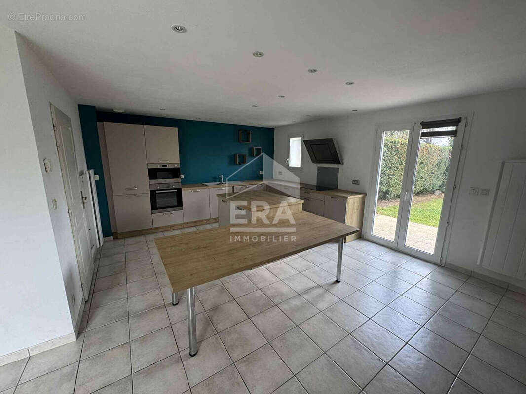 Maison à SAINT-MEDARD-DE-GUIZIERES