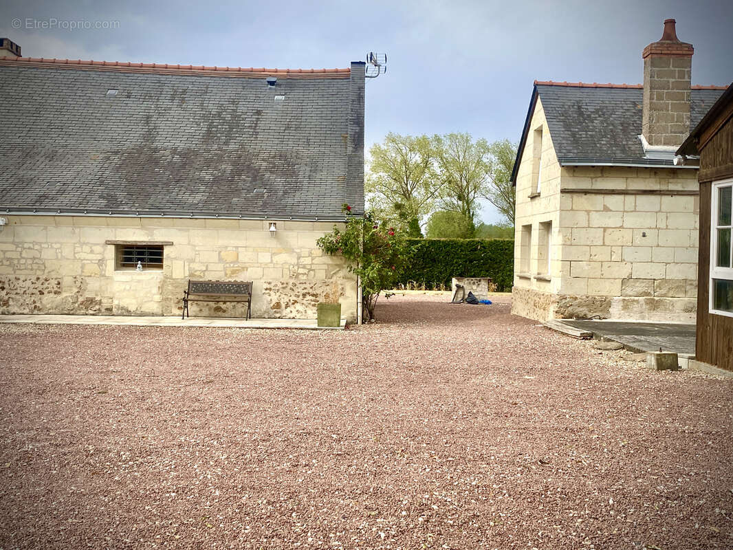 Ensemble immobilier en tuffeau avec dépendances sur un terrain de 3401m2. Idéale projet familiale, gîtes, acti - photo 7