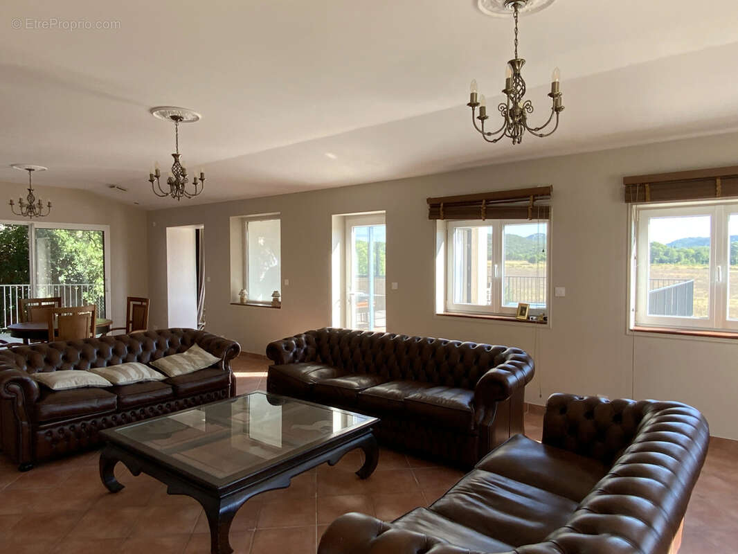 Propriété de 380 m2 avec vue panoramique sur les montagnes. - photo 11