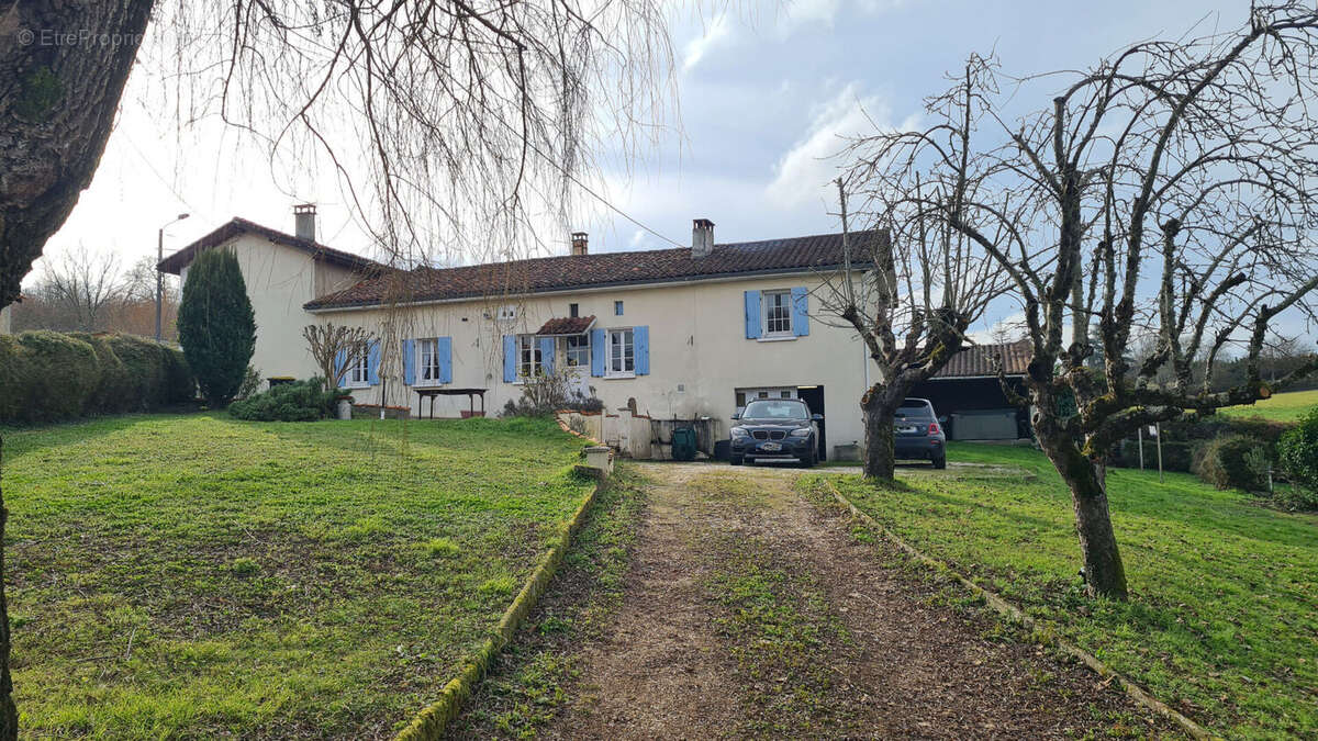 House for sale - Maison a vendre 16210 CHALAIS - Maison à CHALAIS