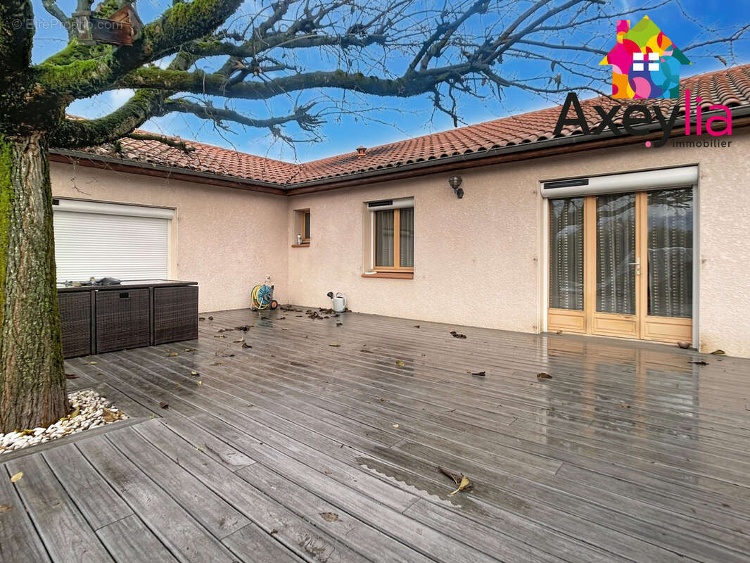 A vendre - riorges - maison de plain-pied avec quatre chambres, garage, terrain et spa de nage - photo 2