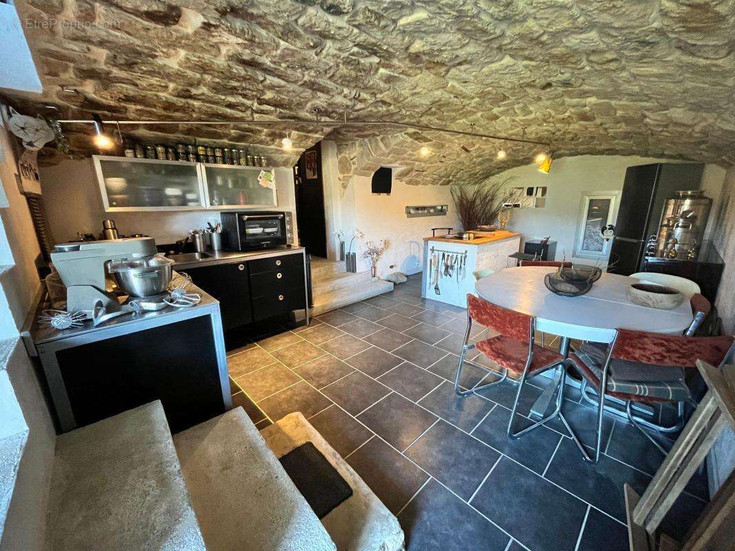 Maison en pierres rénovée + terrain 2400m² - photo 6