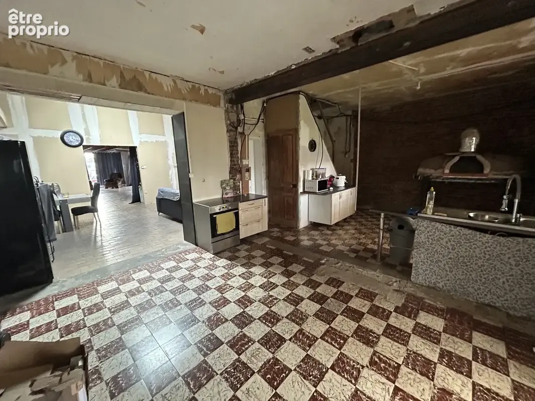 Proche A23, beau potentiel pour cette maison à rénover développant environ 241m2 + sous-sol ! - photo 6