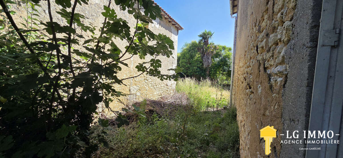 Maison charentaise de 153 m2 + dépendances et jardin - photo 2