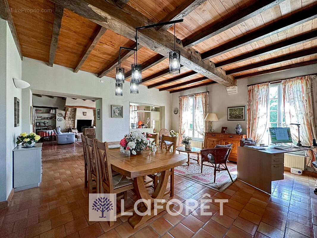 Maison à SAINT-GENIS-DE-SAINTONGE