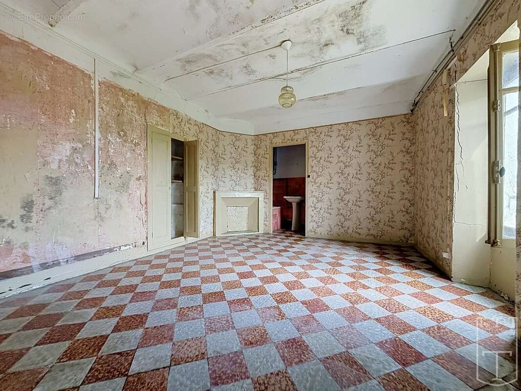 Maison en pierre A RENOVER avec possibilité de créer plusieurs logements. - photo 6
