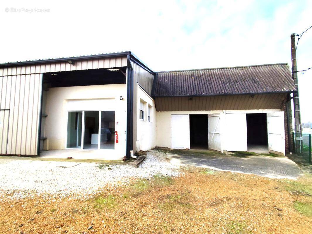 Commerce à TREMBLAY-LES-VILLAGES