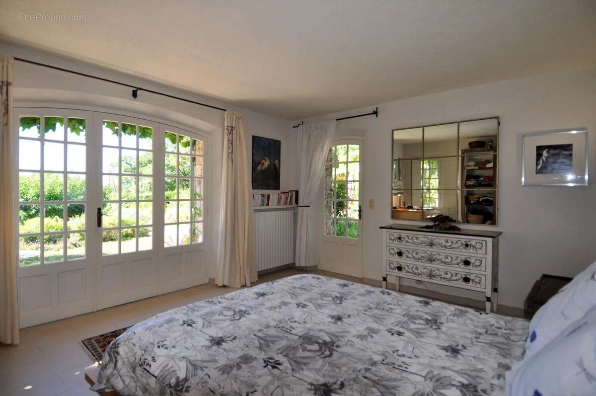 À Vendre  Propriété d'Exception avec Villa principale, Maison d'invité et Dépendance - photo 13