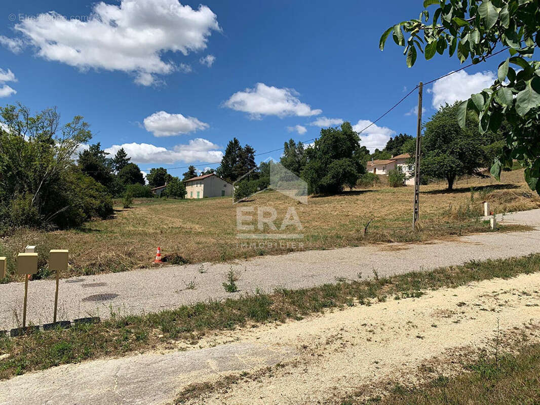 Terrain à SAINT-CLAIR-SUR-GALAURE
