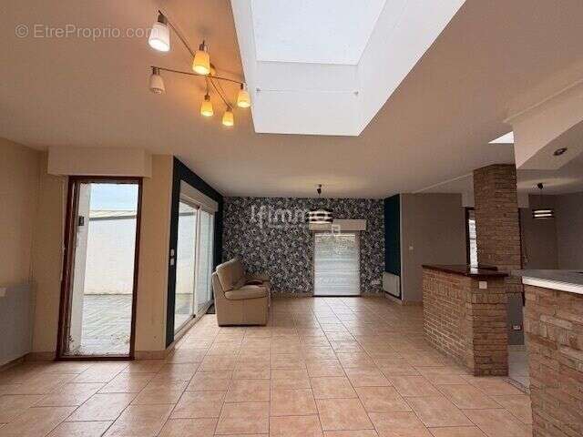 Maison à QUIEVRECHAIN