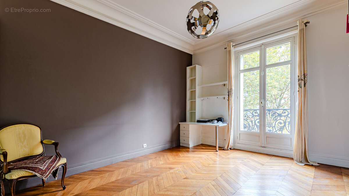 VENTE Paris 7e Champs de Mars  Appartement familial 3 chambres parquet moulures cheminées - photo 7