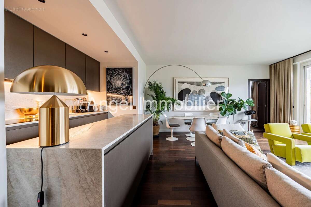 Appartement à PARIS-16E