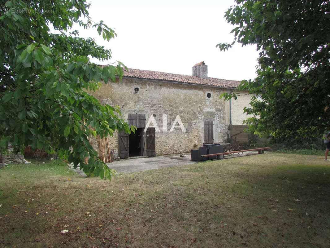 Maison à COURCOME