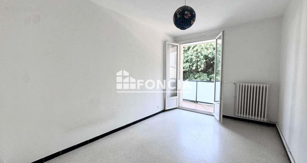 Beaux volumes et fort potentiel pour ce 79 m² avec double séjour, garage, parking et cave - photo 7