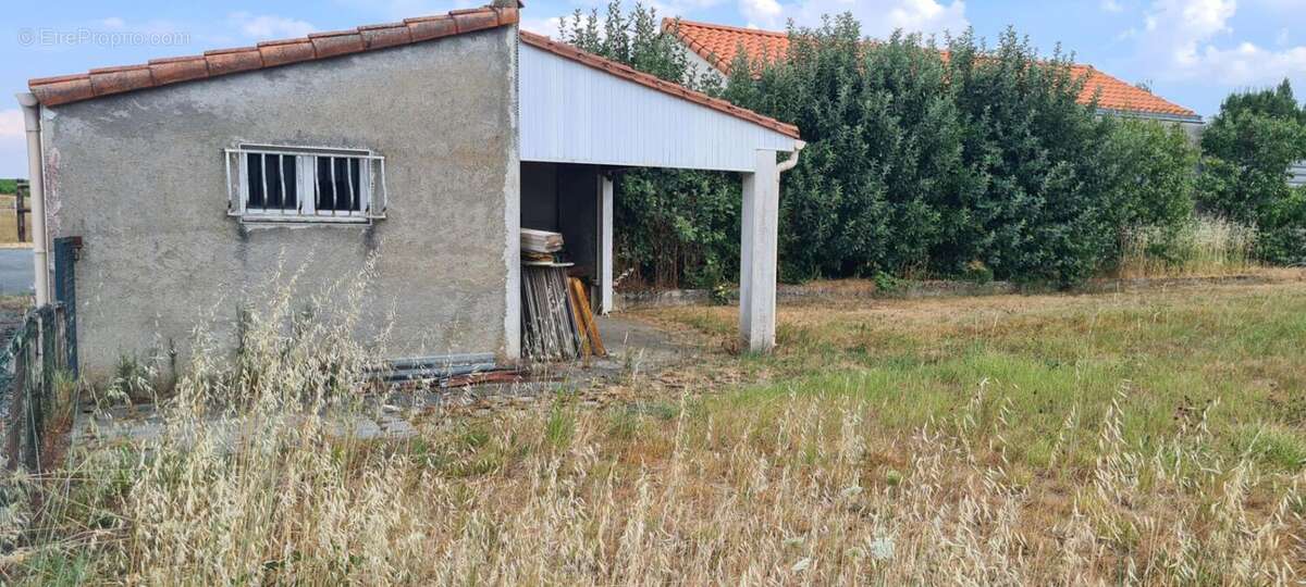 Terrain constructible La Chapelle Heulin 621 M² avec abri de jardin (17 M²) et préau (14 M²) - photo 5