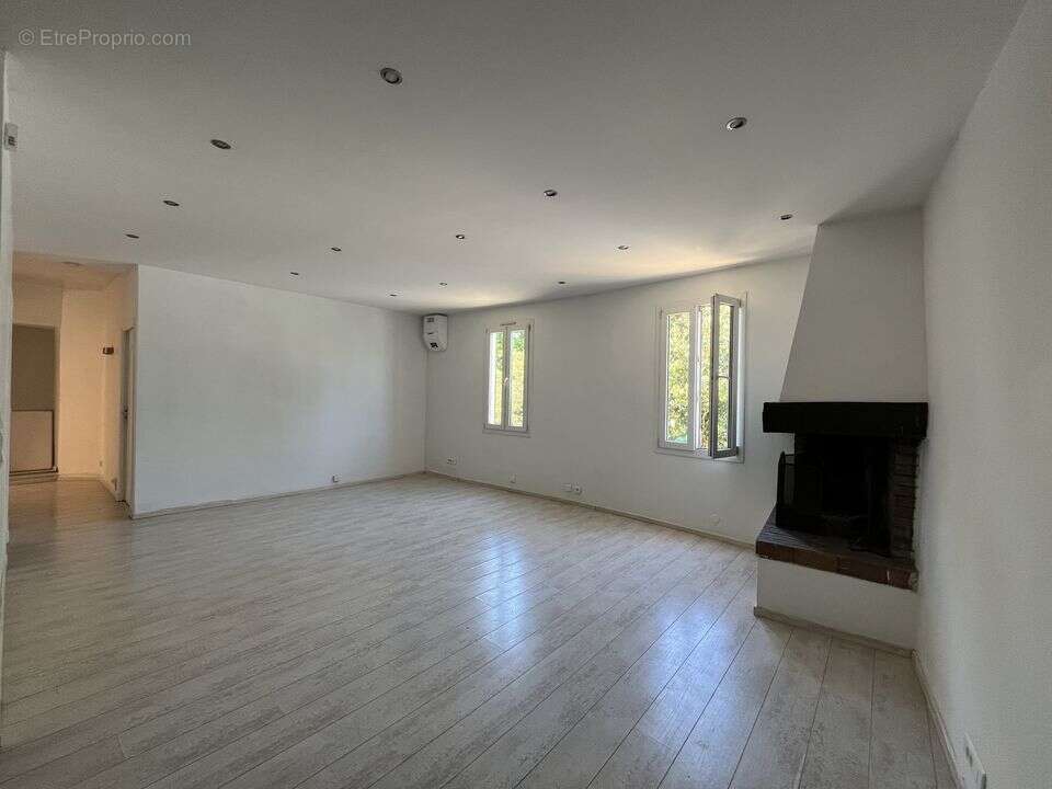 SÉJOUR/SALON AVEC CHEMINÉE - Appartement à VILLENEUVE-LOUBET
