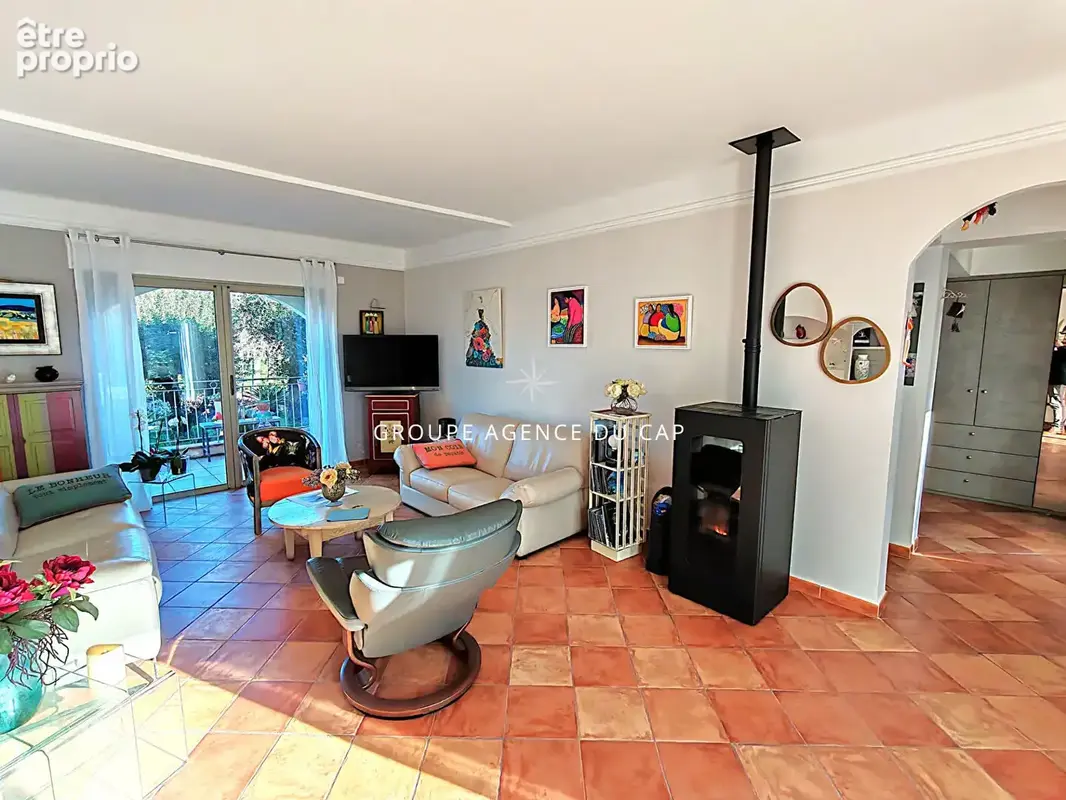 A vendre villa 7 pieces 4 chambres piscine appartement independant proche centre ville et bord de mer a saint aygulf - photo 4