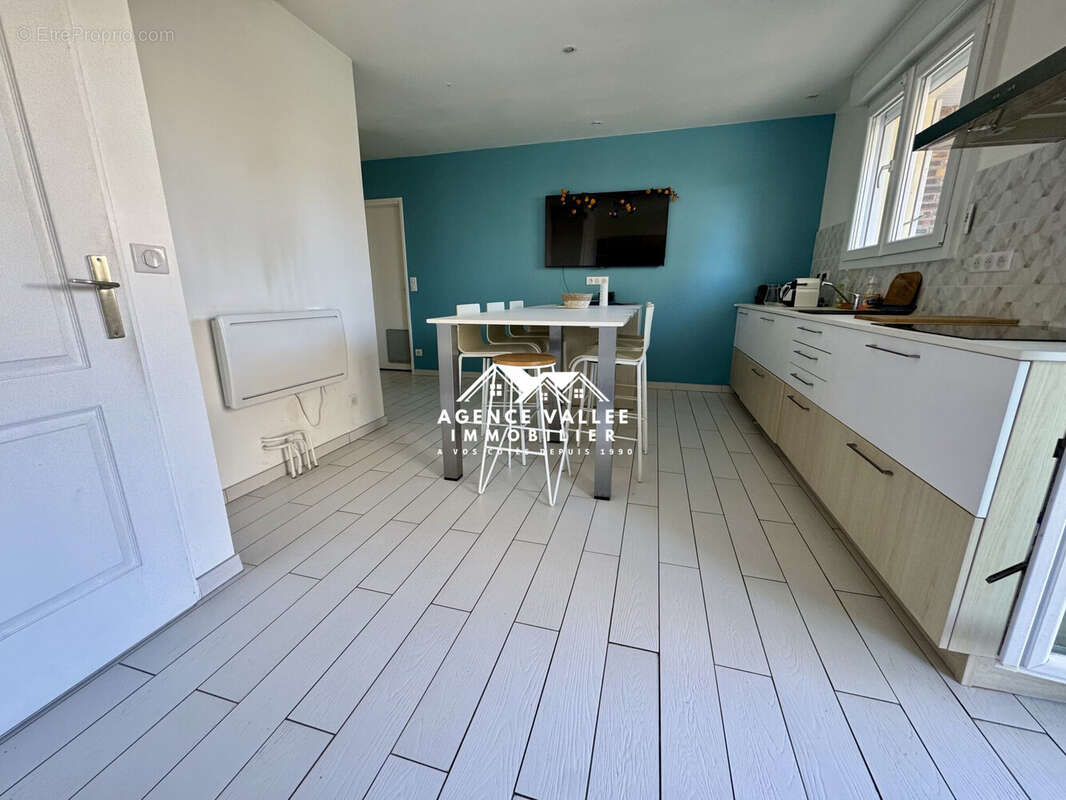 Cuisine équipée 20 m² accès terrasse EST - Maison à SAINT-GERMAIN-LES-CORBEIL