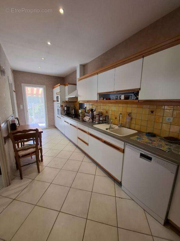 Digne-les-bains  maison familiale 4 pièces  117 m² et son vaste garage 55 m² m² avec vue dégagée sur les hauteurs 339 000 - photo 3