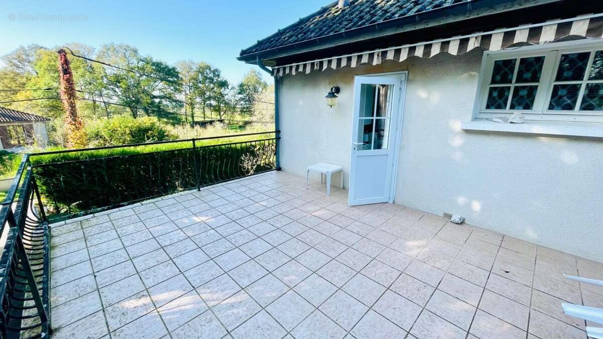 Maison Familiale sur terrain de 1385 m2, surface au sol de 191m2 - photo 4