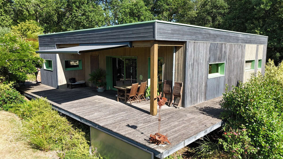 Maison bioclimatique à ossature bois avec gîte, piscine naturelle et autonomie énergétique - photo 2