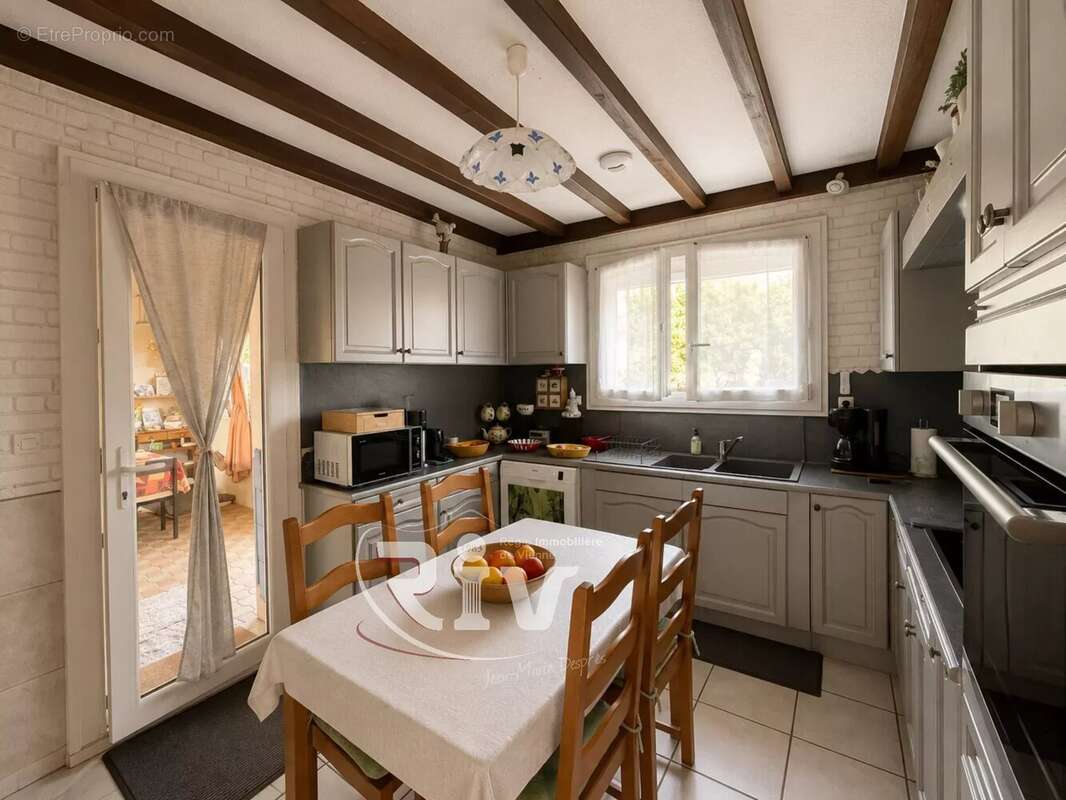 Maison de 145 m² avec piscine, grand terrain - photo 8
