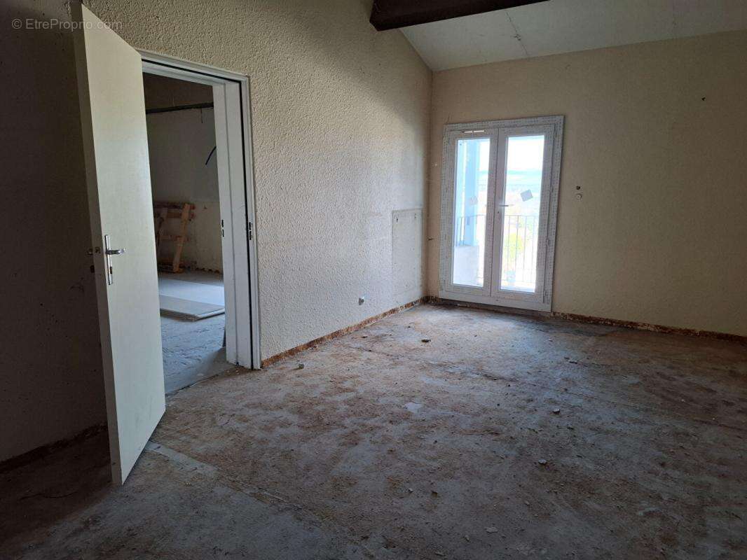 Saint-Christol (84), Appartement 68 m² T2, 1 balcon 15 m², 2 places de parking privatives, ascenseur, Fort potentiel 55 000 - photo 4