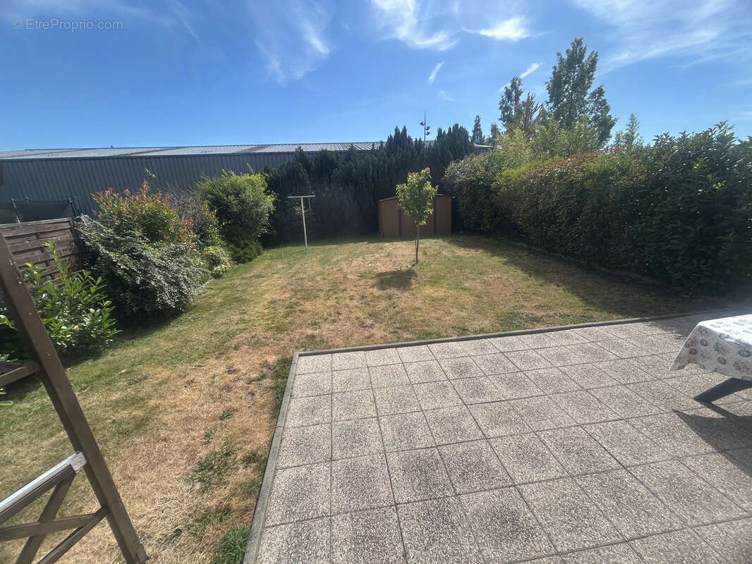 Semi individuelle rénovée développant 92,22m2 et bâtie sur 330m2. - photo 11