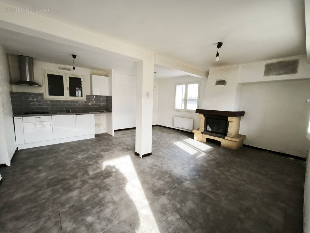 Appartement à VEAUCHE