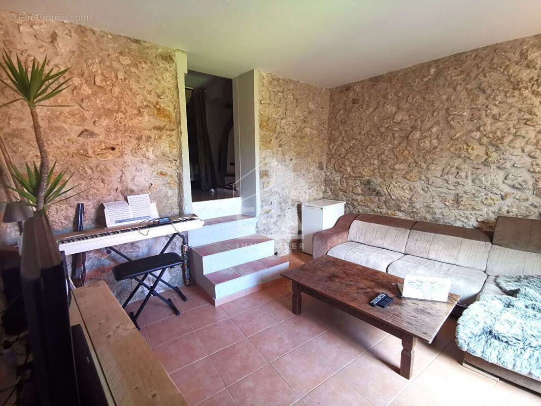 Maison à LA ROQUETTE-SUR-SIAGNE