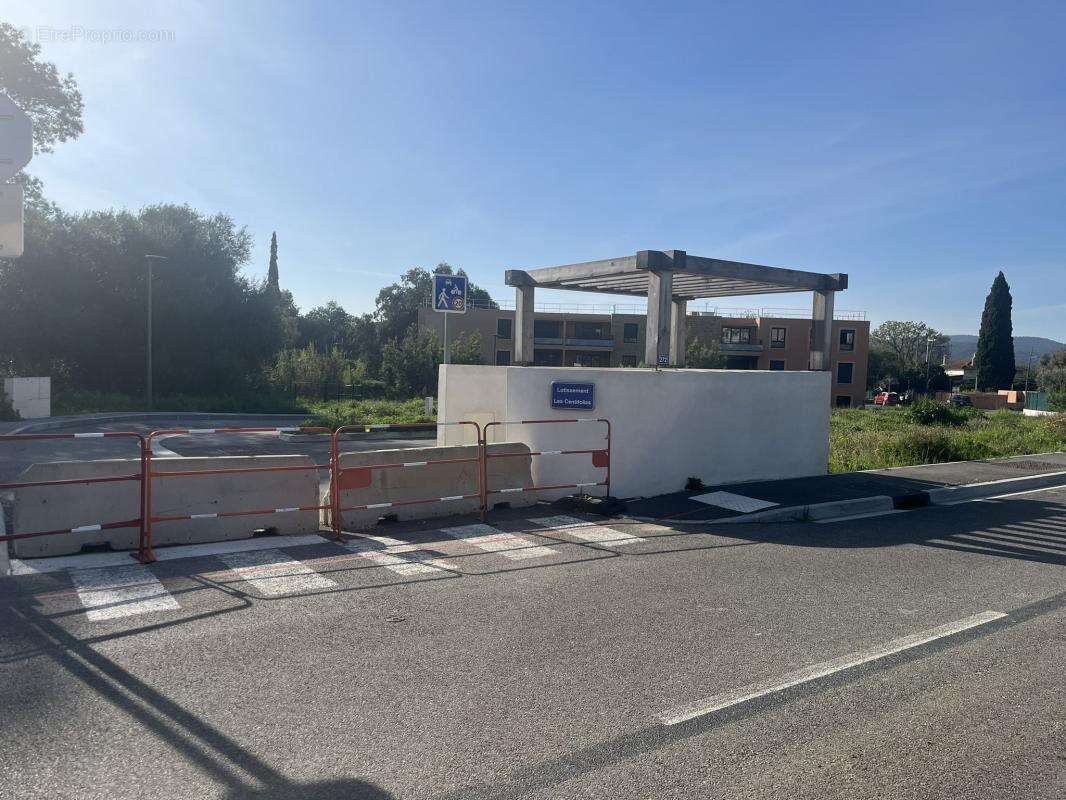 Terrain constructible à Bormes-les-Mimosas – 401 m² - photo 2