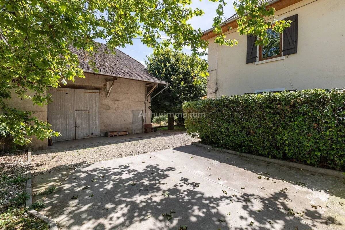 Maison à VEZERONCE-CURTIN